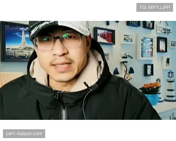 特写:雷恩队草根球迷博主凭借独特解说风格,获官方转播机构签约。 特写:雷恩队草根球迷博主凭借独特解说风格,获官方转播机构签约。