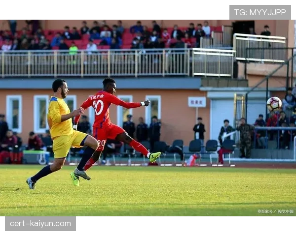 科莫场均控球率仅48%放弃控球权，专注低位防守与快速边路推进